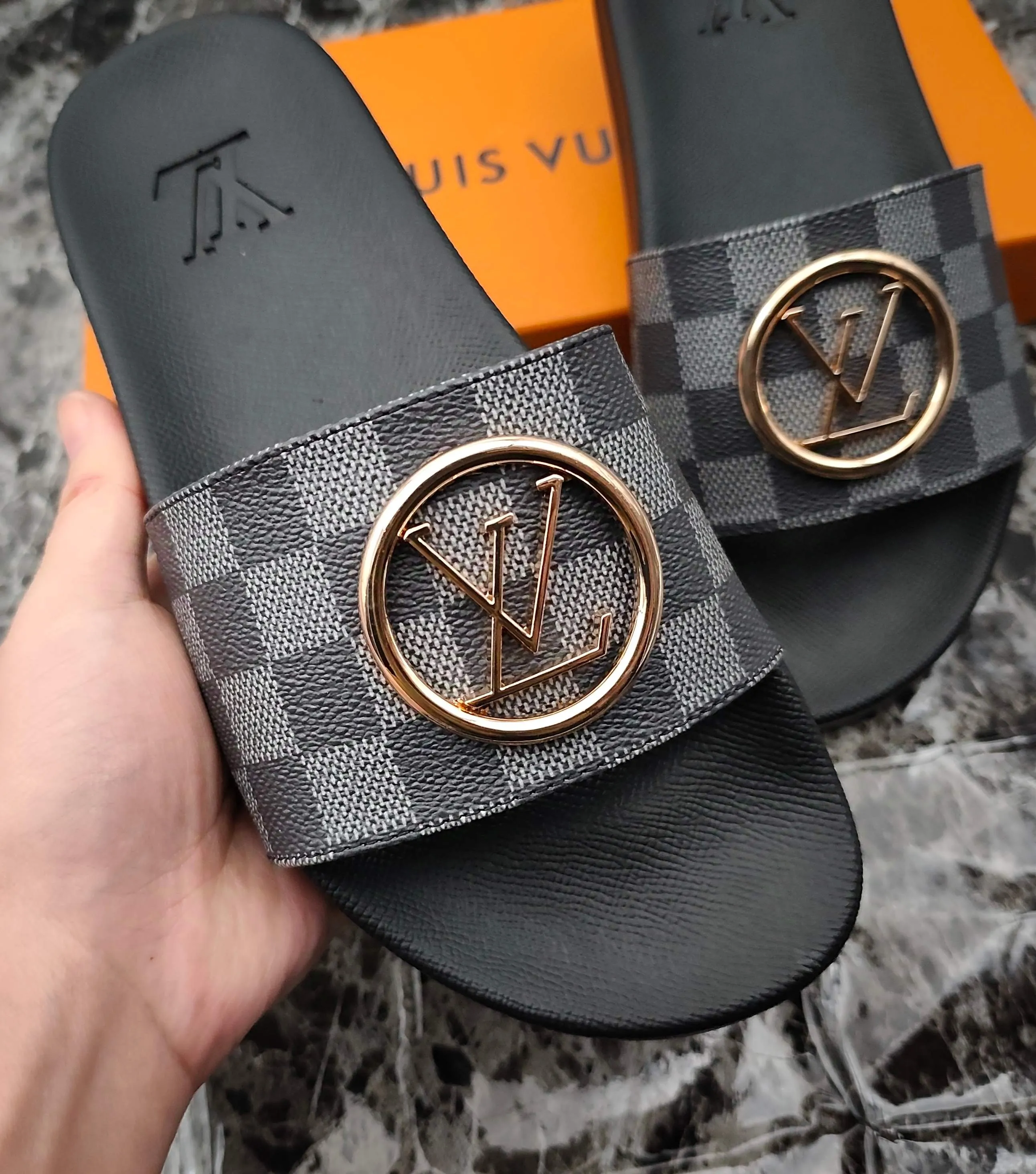 👟👟Ex-factory price 280👟👟 (available all year round) same style for men and women, size 35--48. Couple style🎗Louis Vuitton "LV" slippers, a much-anticipated one, so beautiful that it will melt your hearts❤! It is simply a masterpiece of extraordinary craftsmanship. It is a must-have for everyone. It is made by open mold. It feels Q-bounce and super soft on the feet. It is super delicate on the feet. It is an exclusive model. There are many layouts, so there is always one you like🎉🎉